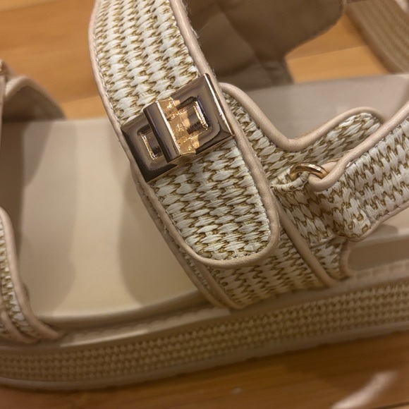 Stylish Platform Sandals with Adjustable Straps - Picture 4 of 5